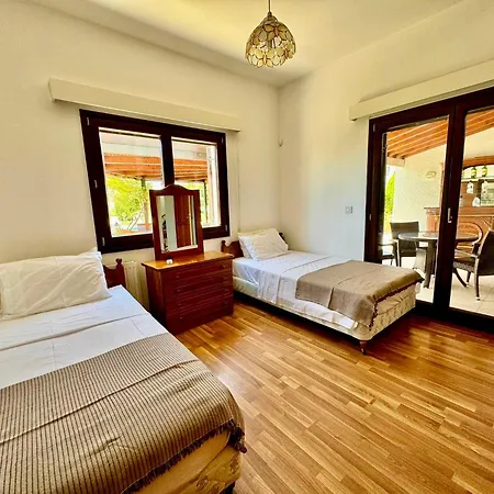 Mountain View 6 Bed Mansion With Private Padel Court, Pool & Gym فيلة لارنكا