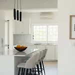 Mountain View 6 Bed Mansion With Private Padel Court, Pool & Gym 别墅