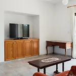 Mountain View 6 Bed Mansion With Private Padel Court, Pool & Gym 别墅