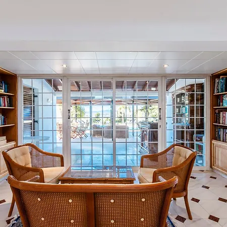 Mountain View 6 Bed Mansion With Private Padel Court, Pool & Gym Vilă *