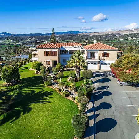 Mountain View 6 Bed Mansion With Private Padel Court, Pool & Gym * Lárnaca