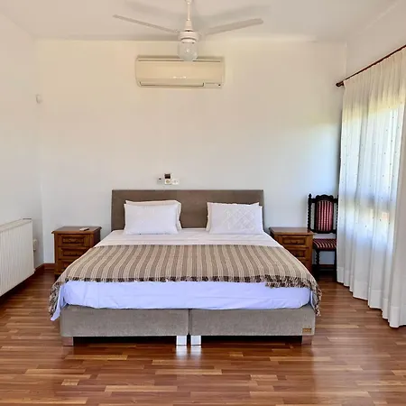 Mountain View 6 Bed Mansion With Private Padel Court, Pool & Gym Vilă