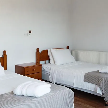 Mountain View 6 Bed Mansion With Private Padel Court, Pool & Gym 拉纳卡