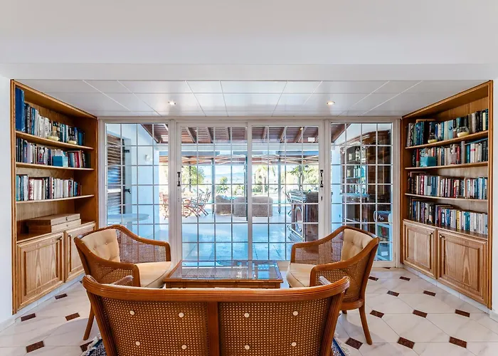 Mountain View 6 Bed Mansion With Private Padel Court, Pool & Gym ヴィラ *