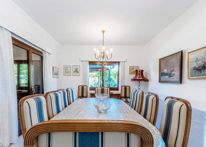 Mountain View 6 Bed Mansion With Private Padel Court, Pool & Gym ヴィラ