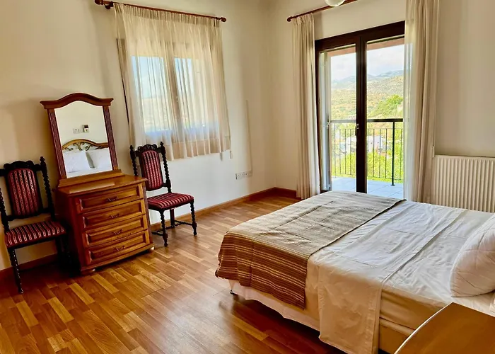 Mountain View 6 Bed Mansion With Private Padel Court, Pool & Gym ヴィラ ラルナカ