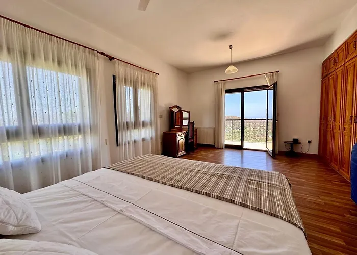 Mountain View 6 Bed Mansion With Private Padel Court, Pool & Gym ラルナカ