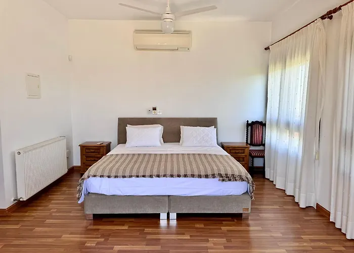 Mountain View 6 Bed Mansion With Private Padel Court, Pool & Gym ヴィラ