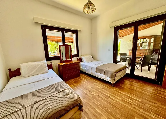 Mountain View 6 Bed Mansion With Private Padel Court, Pool & Gym ヴィラ ラルナカ